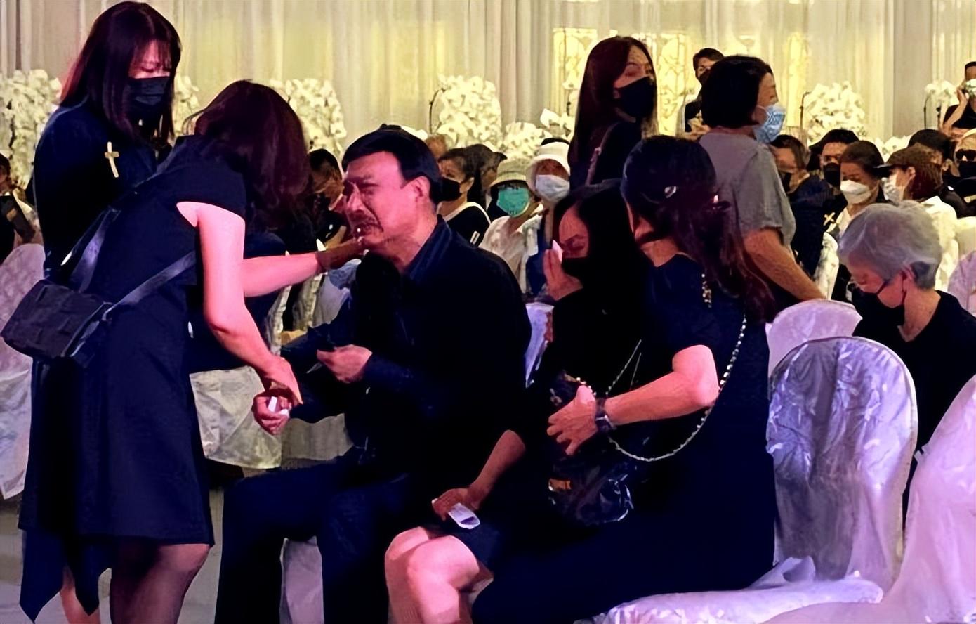 戈森斯:曾被佛罗伦萨排除,如今效力沙尔克
